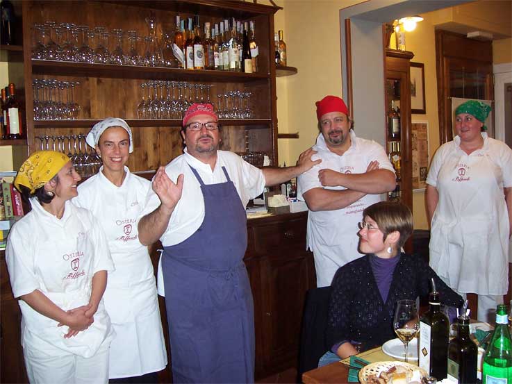 lo staff del'osteria (l'oste al centrro con il grembiule blu)